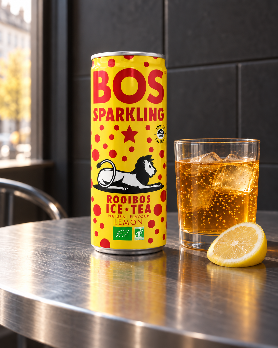 BOS Sparkling Lemon Dose mit prickelndem Rooibos-Eistee im Glas und Zitrone auf einem Café-Tisch – KI-generiertes Lifestyle-Motiv.