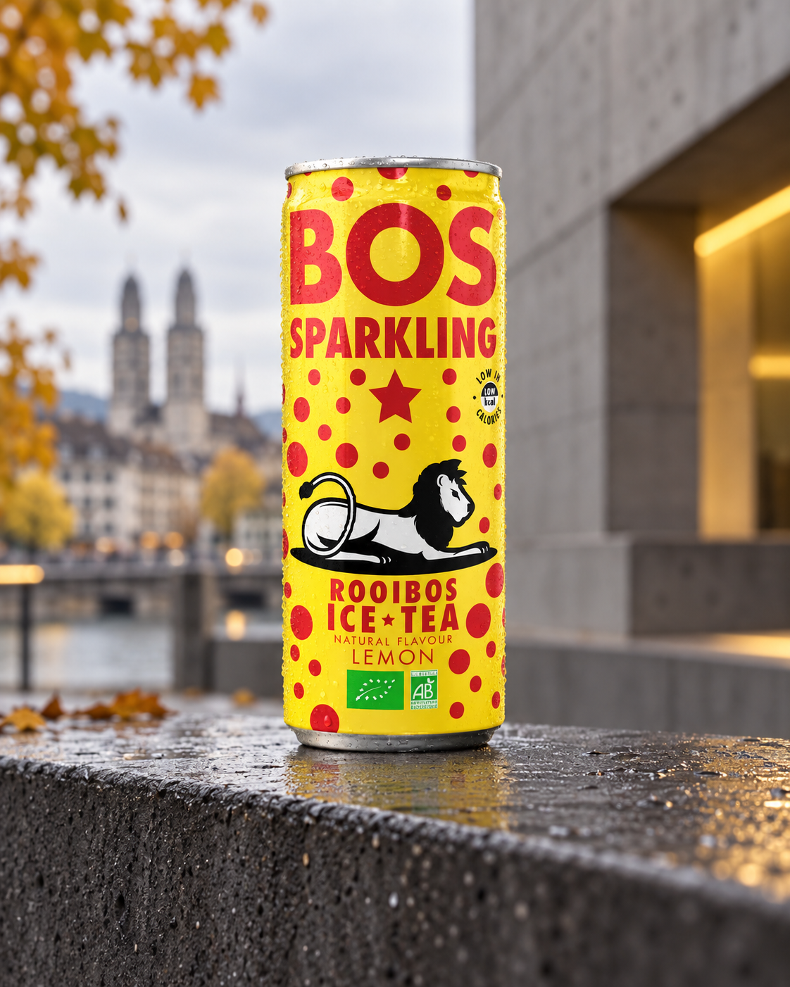 BOS Sparkling Lemon Dose auf einer Betonmauer vor urbaner Herbstkulisse in Zürich – KI-generiertes Lifestyle-Motiv ohne Personen.
